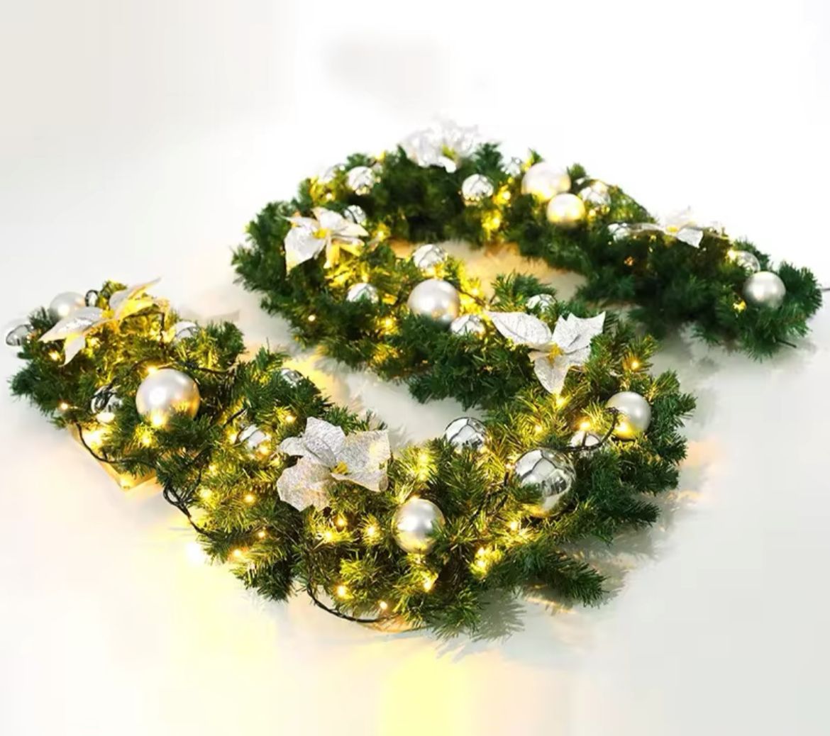 Festão de Natal com Kit led, bolas, enfeites